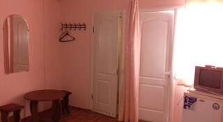 Гостевой дом Inn Valeriya Поповка Двухместный номер с 2 отдельными кроватями + дополнительной кроватью-2